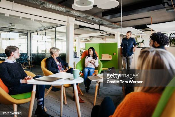 meeting between team leaders in modern office environment - ronde tafel stockfoto's en -beelden