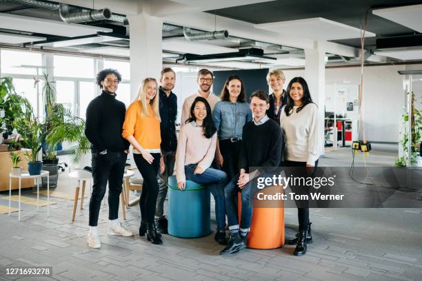 portrait of modern business startup team members - organized group photo photos et images de collection