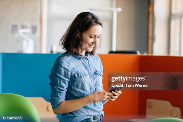 office employee using smartphone - business woman blue stockfoto's en -beelden