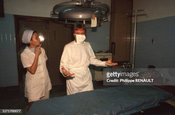 Bernard Kouchner en visite à l'hôpital Gia Dinh dans la salle d'opération de 1975, �à Hô-Chi-Minh-Ville, Vietnam le 9 octobre 1989.