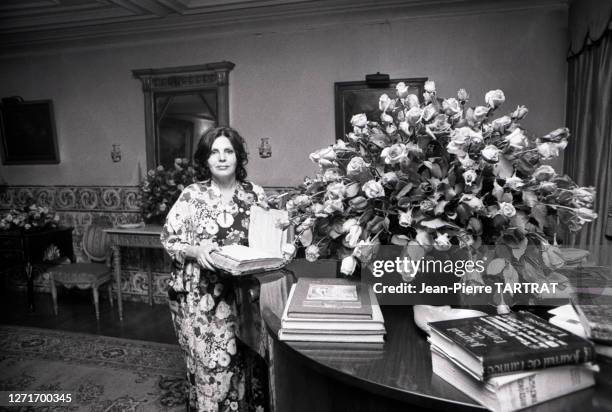 Amalia Rodrigues chez elle à Lisbonne, Portugal, en mai 1974.