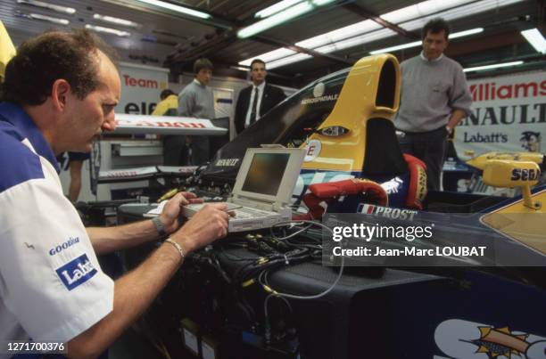 Ingénieur en électronique travaillant sur son ordinateur portable au stand de l'écurie Williams Renault lors du Grand Prix de Formule 1 de Spa...