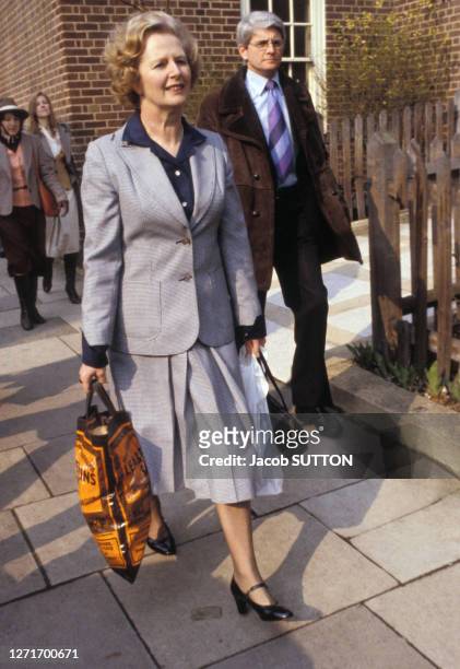 Margaret Thatcher rentre chez elle, un sac de courses à la main, le 7 avril 1979, quartier de Chelsea à Londres, Grande.Bretagne.