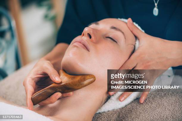 lymphatic drainage face massage - sistema linfatico foto e immagini stock