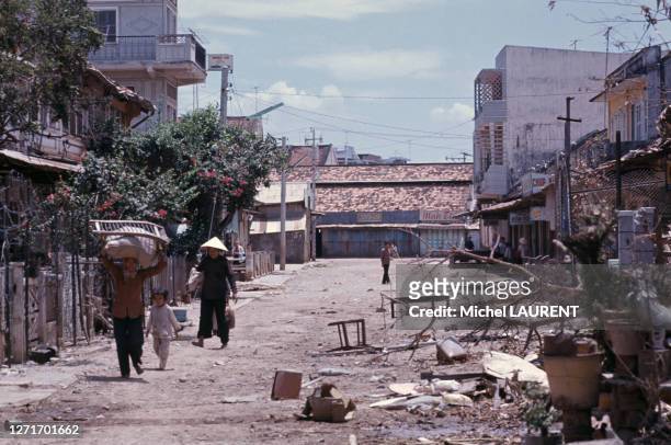 Vestiges des combats dans une rue après la chute de Saïgon, le 30 avril 1975, Viêt Nam.