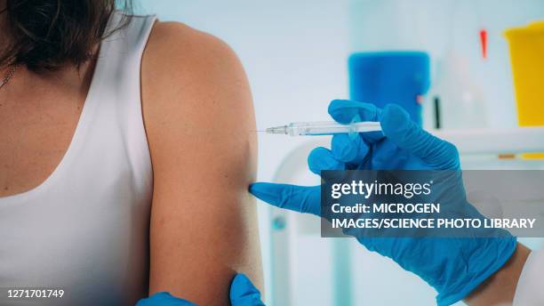 woman being vaccinated - (war or terrorism or election or government or illness or news event or speech or politics or politician or conflict or military or extreme weather or business or economy) and not usa 個照片及圖片檔