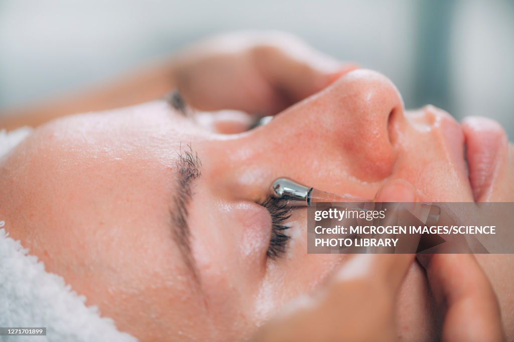 Facial using drainage sticks