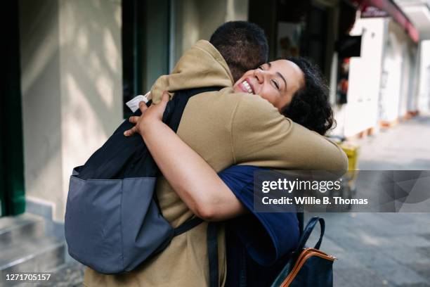 pregnant greeting friend on a city street - pregnant women greeting stockfoto's en -beelden