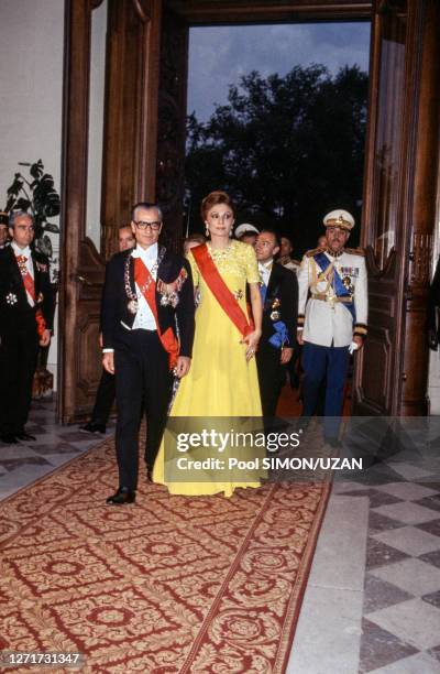Le Shah d'Iran Mohammad Reza Pahlavi et son épouse l'impératrice Farah Diba reçus au palais de l'Elysée par le président Giscard d'Estaing en juin...