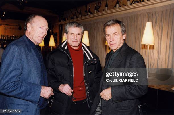 Les réalisateurs Claude Pinoteau, Claude Lelouch et Costa Gavras le 22 décembre 1999 à Paris, France.