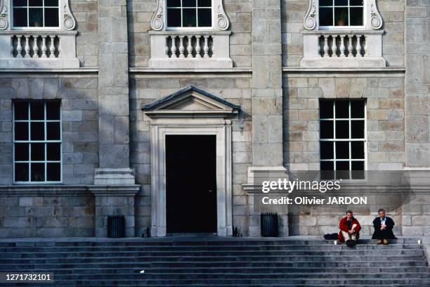 Etudiants sur le campus du Trinity College à Dublin, en 1997, Irlande.