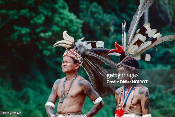 Couple d'Ibans au bord de la rivière Skrang, dans l'Etat du Sarawak, circa 1990, l'île de Bornéo, Malaisie.