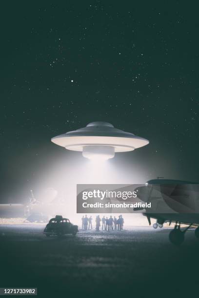 old style ufo encounter, miniature photography - extraterrestre filme imagens e fotografias de stock