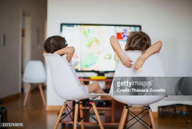 kids eating in front of a television - kid watching tv stock-fotos und bilder