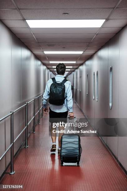 espera el mundo, voy hacia ti - coming back home fotografías e imágenes de stock