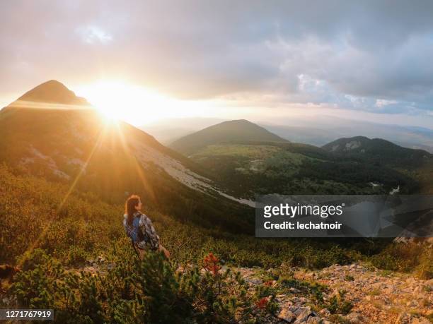 de reiziger die van de vrouw in het buitenleven wandelt - bosnia stockfoto's en -beelden