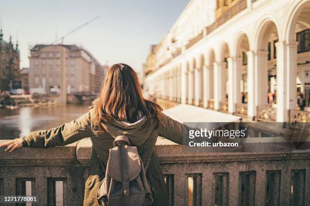 vrouwelijke toerist die van mening van brug geniet - hamburg duitsland stockfoto's en -beelden