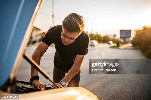 man repairing car on road - capô de carro imagens e fotografias de stock