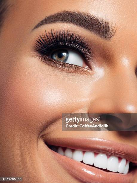 nahaufnahme porträt des schönen mädchens - woman teeth stock-fotos und bilder