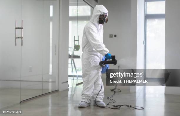 bürohygiene durch professionelle arbeiter coronavirus pandemie - disinfection stock-fotos und bilder