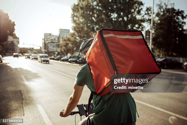 livraison de nourriture à vélo en ville - livreur photos et images de collection