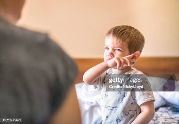 hij wil gaan spelen. - moms crying in bed stockfoto's en -beelden