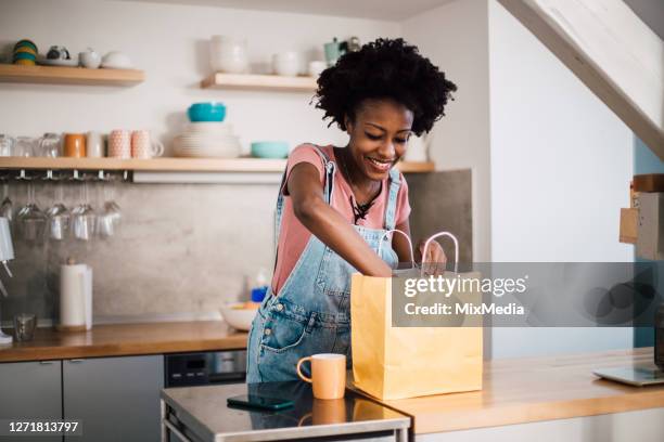 vacker afroamerikansk kvinna förbereder sig för att äta sin beställde mat - take out food bildbanksfoton och bilder