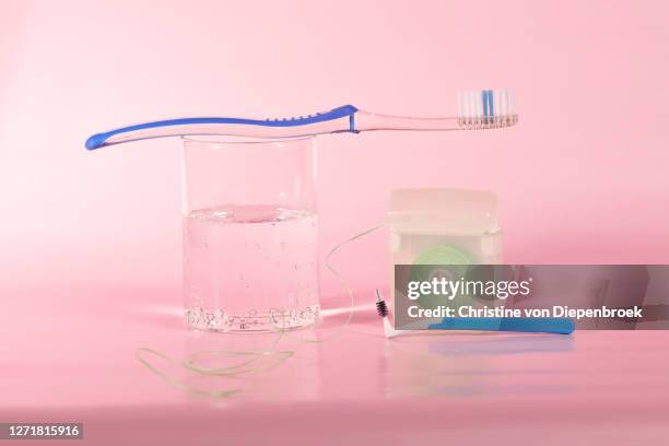 perfect tooth cleaning equipment brus and dental floss - bleek gezicht stockfoto's en -beelden