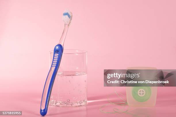 perfect tooth cleaning equipment brus and dental floss - bleek gezicht stockfoto's en -beelden