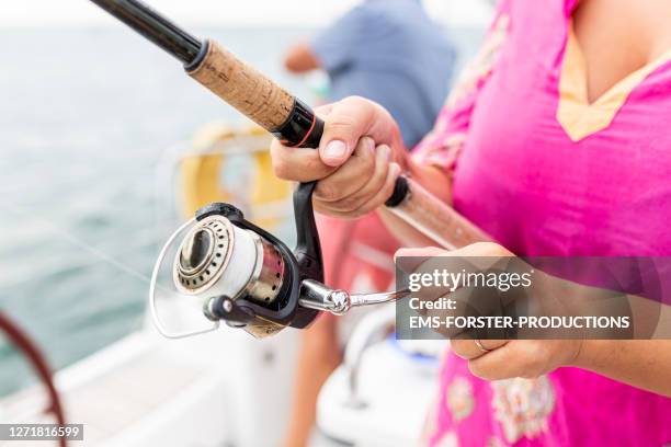 close up of young woman learning how to hold a fishing rod - cana de pesca imagens e fotografias de stock