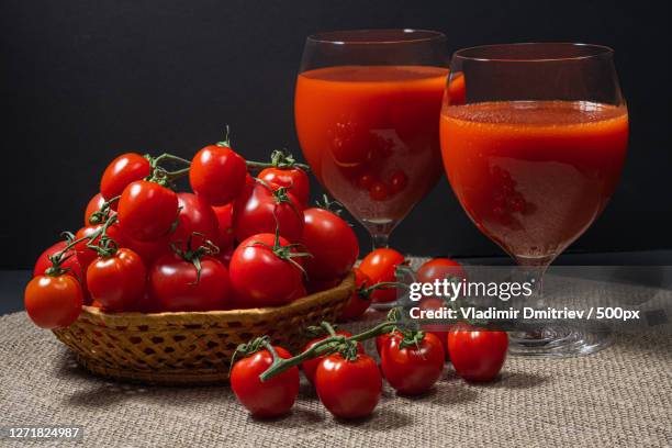 close-up of tomatoes and juice on table - tomatensap stockfoto's en -beelden