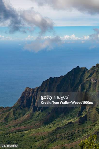 scenic view of sea and mountains against sky, waimea, united states - waimea valley imagens e fotografias de stock