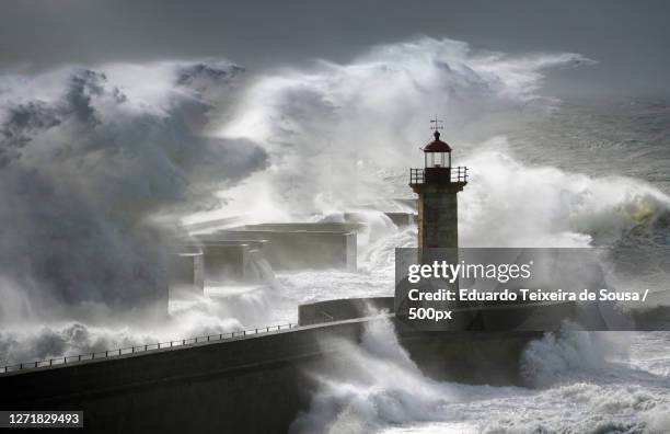 scenic view of sea and buildings against sky, porto, portugal - tsunami fotografías e imágenes de stock