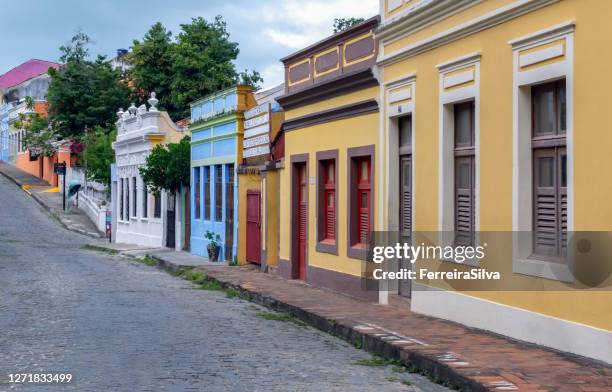 calle de casas de estilo colonial en olinda - olinda fotografías e imágenes de stock