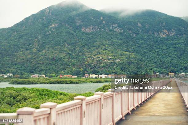 scenic view of mountains against sky, tai o, hong kong - tai o imagens e fotografias de stock