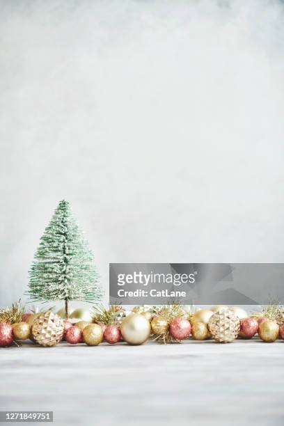 helle weihnachten hintergrund mit rose rosa und gold dekorationen mit weihnachtsbaum auf weißem holz - hochglanz stock-fotos und bilder