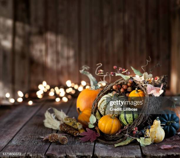 de dank overvloed van de herfst van de herfst op een houten achtergrond - hoorn des overvloeds stockfoto's en -beelden