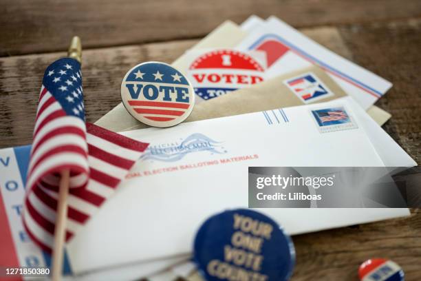 stemmen per mail concept - voting by mail stockfoto's en -beelden