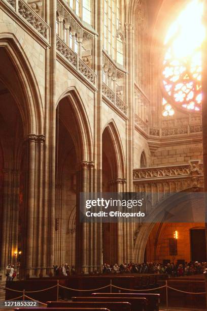 rozeta and the interior of the st vitus cathedral in prague - castelo de hradcany imagens e fotografias de stock