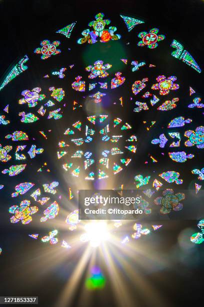 rozeta in the interior of the st vitus cathedral in prague - buntglas stock-fotos und bilder