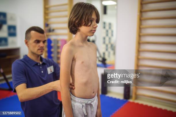 sofá Aniquilar Dando 2.756 fotos e imágenes de Niños Sin Camiseta De 10 A 11 Años - Getty Images