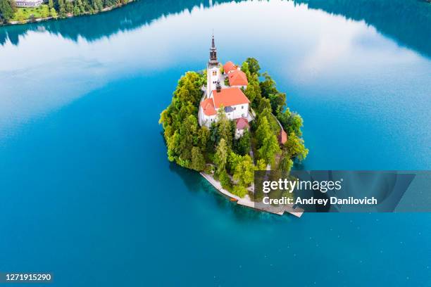 aerial view of the church of the assumption (cerkev marijinega vnebovzetja) on lake bled - slovenia beach stock pictures, royalty-free photos & images