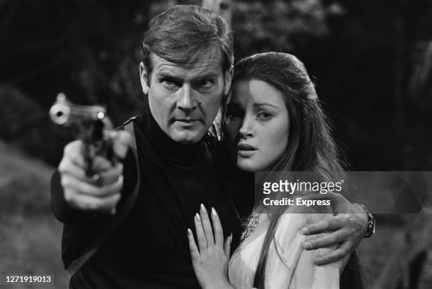 English actors Roger Moore and Jane Seymour as superspy James Bond and tarot reader Solitaire in the Bond film 'Live And Let Die', being filmed at...