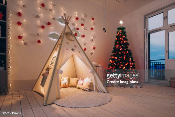 de kamer van jonge geitjes bij kerstmis - christmas toys wooden background stockfoto's en -beelden