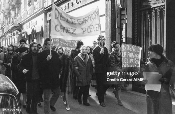 Le philosophe français Jean-Paul Sartre dans une manifestation organisée en soutien prisonniers politiques maoistes emprisonnés menant une grève de...