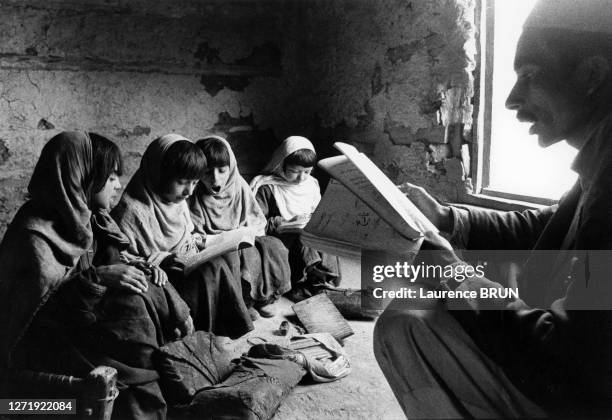 Ecole pour filles à Kamdesh, dans le Nourestân, en octobre 1972, Afghanistan.