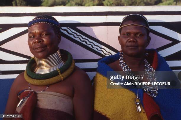 Femmes Ndébélé dans un village en Afrique du Sud, circa 1990.