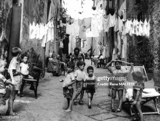 Enfants jouant dans la rue à Naples, en 1957, Italie.