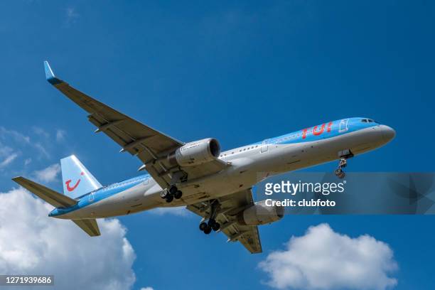 tui airlines boeing 757 landet - tui ag stock-fotos und bilder