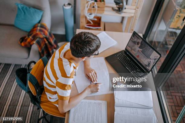 afstandsonderwijs van thuis op videoconferentie - exam desk stockfoto's en -beelden